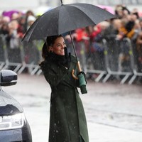 Di dalam ruangan, Kate tampil tanpa mantel tersebut. Terlihat gaun bermotif burung merak membungkus tubuh ramping Kate. Gaun tersebut diketahui keluaran dari Michael Kors. Dijual seharga US$ 295 atau Rp 4,1 juta, produk ini sudah tak dijual lagi di situs label tersebut. Foto: Getty Images