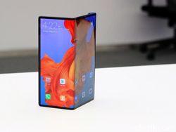 Menggenggam Ponsel Layar Lipat Huawei Mate X di Jakarta
