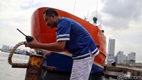 Bank terapung BRI itu bersandar di Pelabuhan Kali Adem, Penjaringan, Jakarta Utara, sebelum memulai perjalanan ke sejumlah pulau di Kepulauan Seribu.