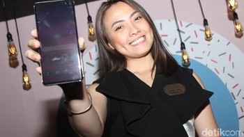 Dengan usainya periode pre-order, perangakat Samsung iini mulai dijual secara langsung di Tanah Air. (Foto: detikINET/Rifkianto Nugroho)