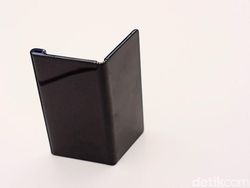 Menggenggam Ponsel Layar Lipat Huawei Mate X di Jakarta