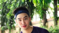 Dokter muda ini juga selalu sempatkan konsumsi makanan sehat. Termasuk makanan tinggi protein buatan katering sehat. Foto: Instagram andrewlienata