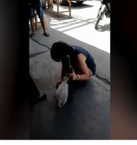 Diberi Makan Gratis, Wanita Ini Sapu Restoran Sebagai Rasa Terima Kasih