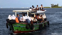 Perahu itu pun selalu terisi penuh penumpang yang akan menyeberang dari Pulau Panggang ke Pulau Pramuka saat pagi dan sore hari.