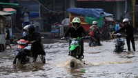 Banjir masih menggenangi Jalan Raya Dayeuhkolot-Banjaran, Kabupaten Bandung. Sejumlah kendaraan roda dua nampak nekat menerobos jalan yang tergenang banjir, Jumat (7/3/2019).