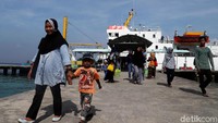 Sejumlah penumpang tiba di dermaga di kawasan Pulau Pramuka, Kepulauan Seribu usai mengarungi Laut Jawa dari Pelabuhan Sunda Kelapa, Jakarta.