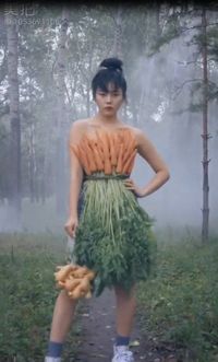 Unik! Model Ini Kenakan Baju Berbahan Wortel Hingga Selada