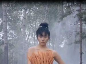 Unik! Model Ini Kenakan Baju Berbahan Wortel Hingga Selada