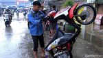 Aksi Nekat Warga Terobos Banjir di Jalan Dayeuhkolot-Banjaran