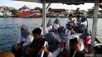 Sejumlah anak sekolah yang tinggal di Pulau Panggang menyeberang ke Pulau Pramuka untuk bersekolah.