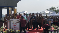 Asisten Ajudan Jokowi, Syarief langsung mendekat dan merangkul ibu tersebut. Syarief langsung menggendong ibu itu yang tiba-tiba pingsan turun dari panggung. 