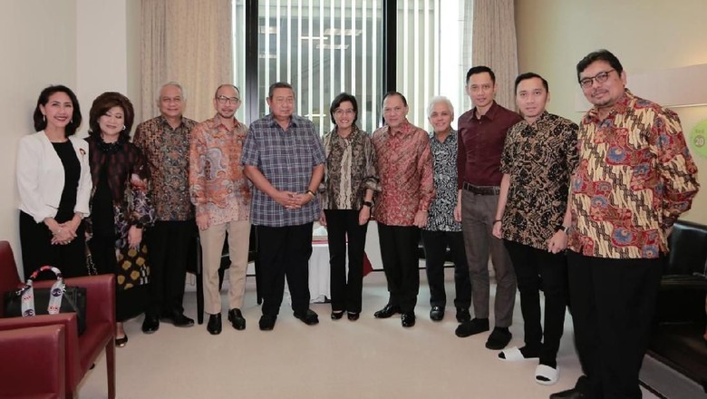 Menkeu Sri Mulyani Jenguk Ani Yudhoyono Menkeu Sri Mulyani Jenguk Ani Yudhoyono