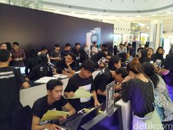 Antrean Panjang demi Smartphone Kelas Sultan