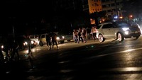 Suasana di jalan-jalan di Kota Caracas, yang gelap akibat pemadaman listrik. REUTERS/Carlos Jasso.