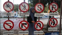 Seorang remaja putri ini tampak asyik melihat dan mempelajari beragam tanda atau simbol lalu lintas yang ada disana.