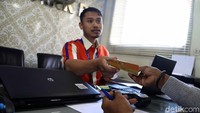 Ada pula warga yang sedang dibantu petugas untuk membuka tabungan BRI.