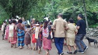 Saat tiba di Desa Siakwa, rombongan disambut oleh tarian uwon, kafuk, yiyo dan poso. (Bonauli/detikTravel)