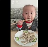 Gemas Banget! Balita Ini Pintar Makan Pakai Sumpit