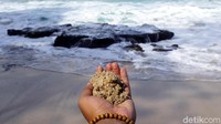 Pantai Kanada memiliki pasir berwarna putih. Butirannya halus dan lembut. Cocok buat main pasir dan duduk-duduk santai. (Wahyu/detikTravel)