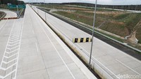 Tol ini menjadi jalan bebas hambatan terpanjang yang pernah diresmikan Jokowi selama dilantik sebagai presiden hingga saat ini. Dikhy Sasra/detikcom.