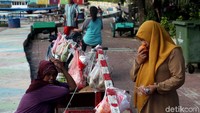 Sesekali ada saja pembeli yang mampir untuk melihat dan membeli buah maupun sayuran.