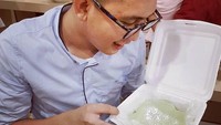 Saat berkunjung ke Banjarmasin, Zaldie menikmati kue tradisional khas Banjar. Ini namanya kue Kayapu yang katanya enak banget. Foto: instagram @ari.zld06