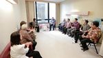 Gaya Santai SBY-AHY-Ibas Terima Sri Mulyani di NUH Singapura