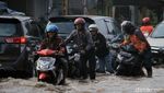 Aksi Nekat Warga Terobos Banjir di Jalan Dayeuhkolot-Banjaran
