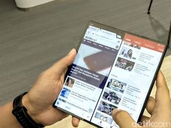Menggenggam Ponsel Layar Lipat Huawei Mate X di Jakarta