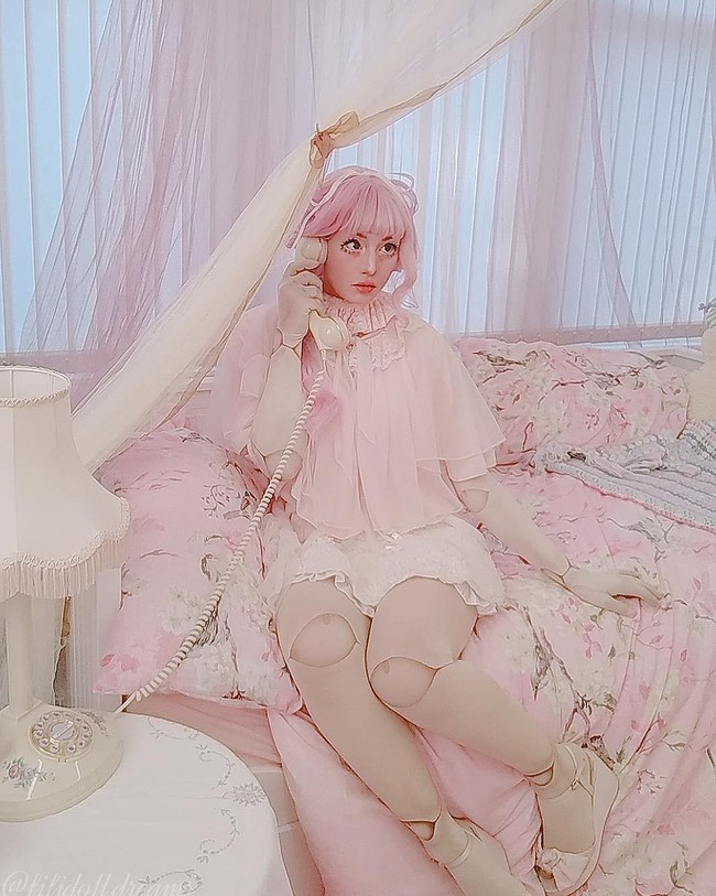 Selain dress, Fifi juga mengoleksi sejumlah aksesori bak boneka seperti tas, sepatu, dan jepit rambut. Foto: Instagram/fifidoll