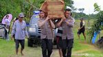 Aksi Heroik Polisi Bantu Evakuasi Korban Banjir di Ngawi