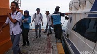 Kapal gratis Dishub telah tiba di Pulau Pramuka, anak-anak sekolah pun berbaris satu per satu untuk keluar dari kapal.