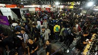Pengunjung yang datang sangat padat karena tergiur dengan potongan harga hingga 70% dari brand lokal dan internasional.