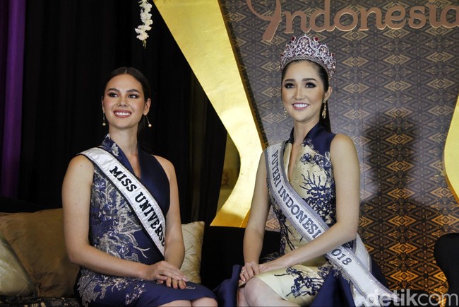 Dalam kunjungannya ke Jakarta, Miss Universe 2018 Catriona Gray juga kembali bertemu dengan Puteri Indonesia 2018 Sonia Fergina yang dulu sama-sama berkompetisi dengannya di Miss Universe. Foto: Muhammad Abduh/Detikcom