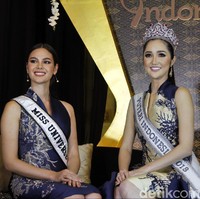 Dalam kunjungannya ke Jakarta, Miss Universe 2018 Catriona Gray juga kembali bertemu dengan Puteri Indonesia 2018 Sonia Fergina yang dulu sama-sama berkompetisi dengannya di Miss Universe. Foto: Muhammad Abduh/Detikcom