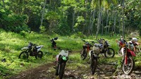 Saat detikTravel berkunjung ke Pantai Kanada, kebetulan ada komunitas motocross yang sedang beraktivitas di sini. Mereka menjajal jalur offroad yang berada tak jauh dari Pantai Kanada. (Wahyu/detikTravel)