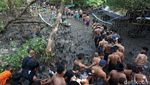 Potret Tradisi Mandi Lumpur di Bali