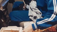 Wah, aktor yang kini berusia 27 tahun itu juga gemar makan junk food. Lihat betapa lahapnya ia memakan pizza dan ayam goreng di dalam mobil ini. Foto: Instagram o_seungyun