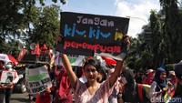 Mereka membentangkan poster dan spanduk di kawasan Monas.