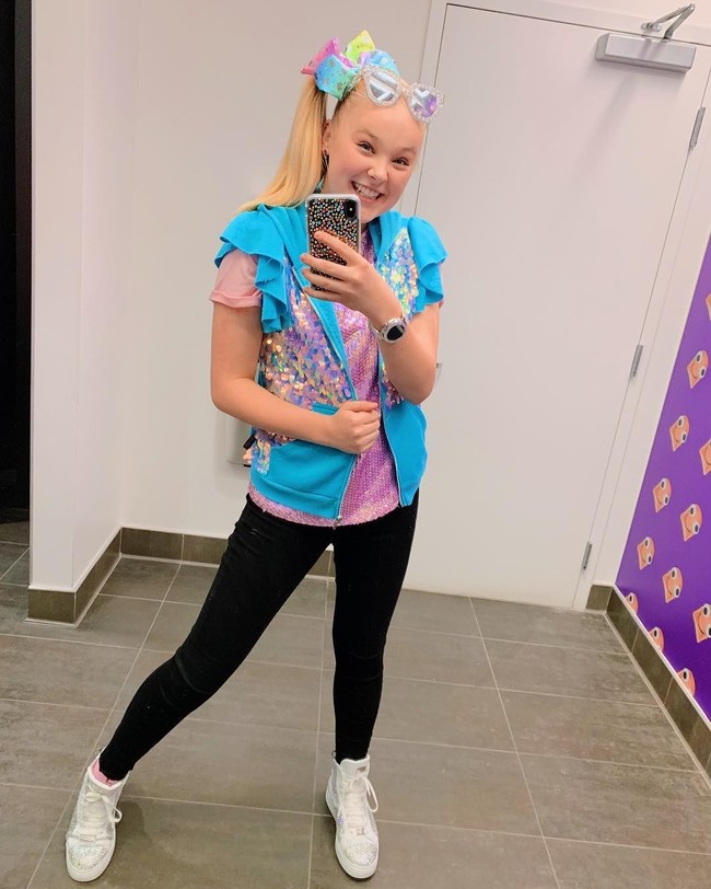 Joelle Joanie “JoJo” Siwa terkenal setelah tampil di acara televisi Dance Moms. Setelah lulus dari acara tersebut, Jojo kini menjadi penyanyi, aktris, dan YouTuber. Selain di dunia hiburan, remaja 15 tahun ini juga terjun ke dunia binis dengan meluncurkan lini aksesori dan pita rambut. Diprediksikan ia punya kekayaan $12 juta atau sekitar Rp 171 miliaran.  Foto: Instagram
