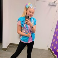 Joelle Joanie “JoJo” Siwa terkenal setelah tampil di acara televisi Dance Moms. Setelah lulus dari acara tersebut, Jojo kini menjadi penyanyi, aktris, dan YouTuber. Selain di dunia hiburan, remaja 15 tahun ini juga terjun ke dunia binis dengan meluncurkan lini aksesori dan pita rambut. Diprediksikan ia punya kekayaan $12 juta atau sekitar Rp 171 miliaran.  Foto: Instagram