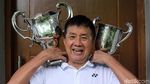 Rudy Hartono Pamer Piala dan Medali All England