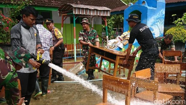 Guru, TNI, Polisi dan warga bersih-bersih sekolah/