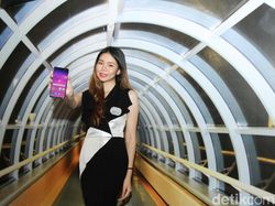 Ponsel Android Kelas Sultan di Tangan Para Wanita Menawan