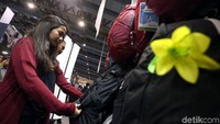 Pengunjung tengah memilih ransel.