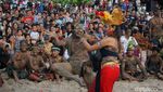 Potret Tradisi Mandi Lumpur di Bali