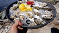 Pria murah senyum ini memang lebih senang makan makanan tradisional. Tapi kali ini ia mencicip oyster segar saat di Washington.  Foto: instagram @migrationology