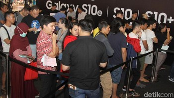 Antrean panjang sudah mengular sejak tadi pagi.  (Foto: detikINET/Rifkianto Nugroho)