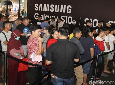 Antrean Panjang demi Smartphone Kelas Sultan