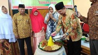 Dalam sebuah acara, terlihat Norsan tengah memotong nasi tumpeng. Ini adalah acara ulang tahun Persatuan Istri Purnawirawan. Foto: instagram @rianorsan